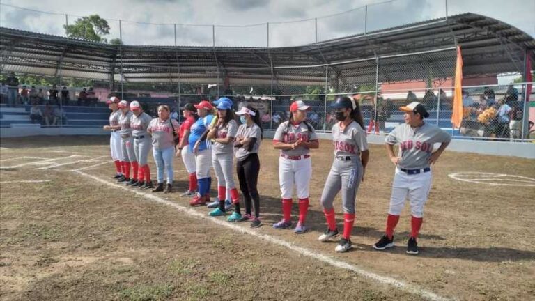 Inauguran graderías y área techada en el campo de Ciudad Sandino