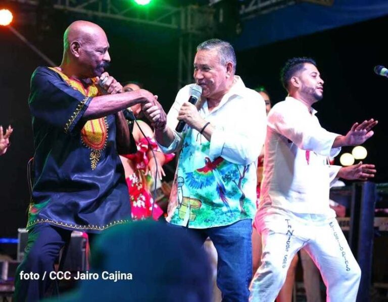 Inauguran temporada navideña en el Puerto Salvador Allende