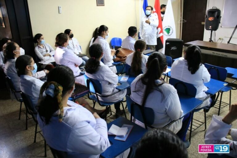 Realizan charla en saludo al Día Mundial de Lucha Contra el VIH y SIDA