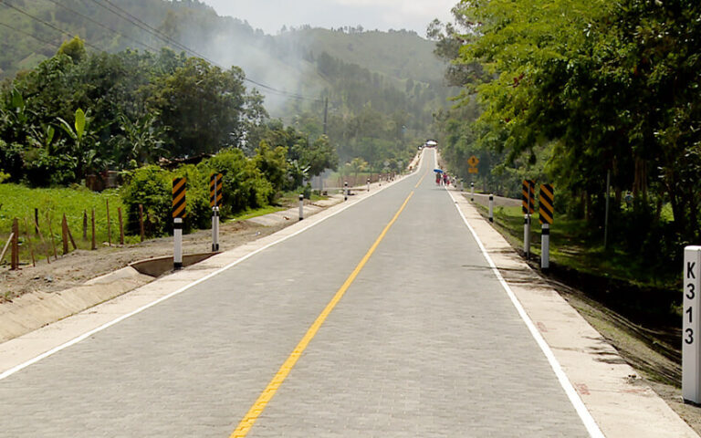Ejecutan obras de reparación de carretera en Jalapa