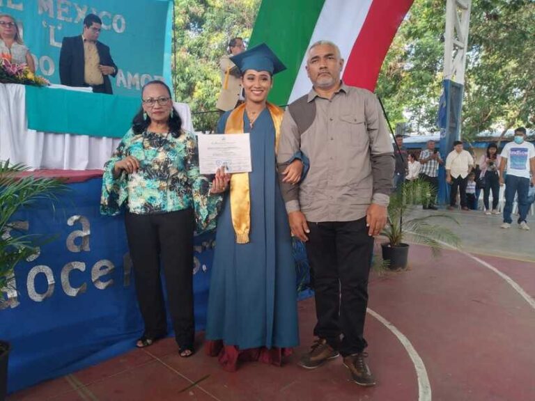 Estudiantes reciben su diploma de Bachiller