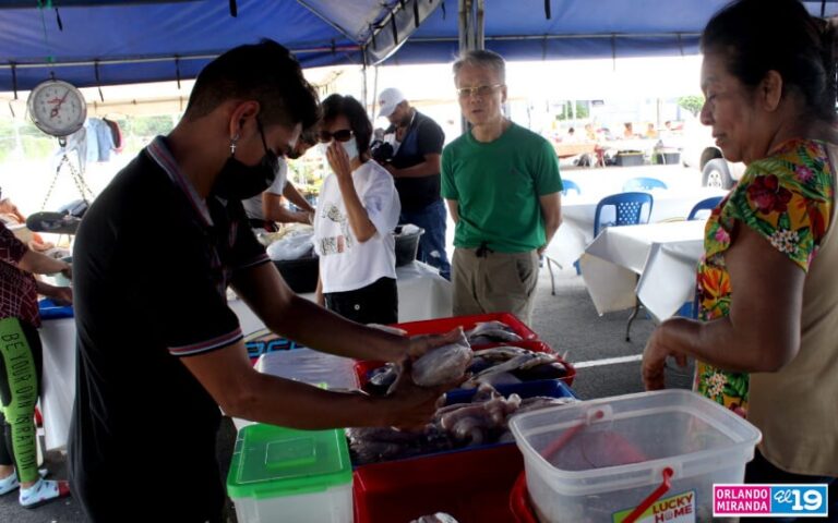 Familias disfrutan de la Feria del Mar