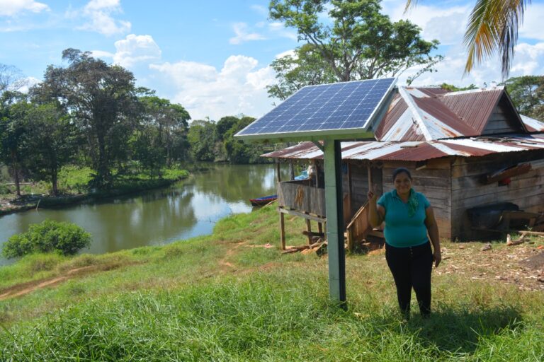 Más familias de Río San Juan cuentan con energía