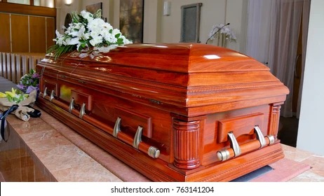 Revive cuando lo velaban en una funeraria