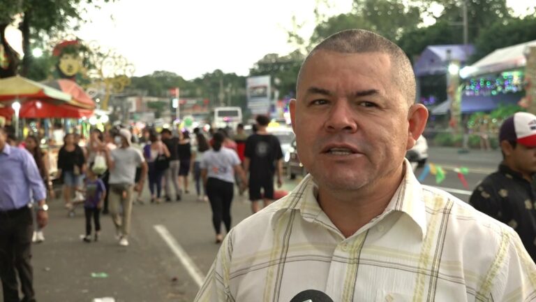 Familias visitan nacimientos en la Avenida de Bolívar a Chávez