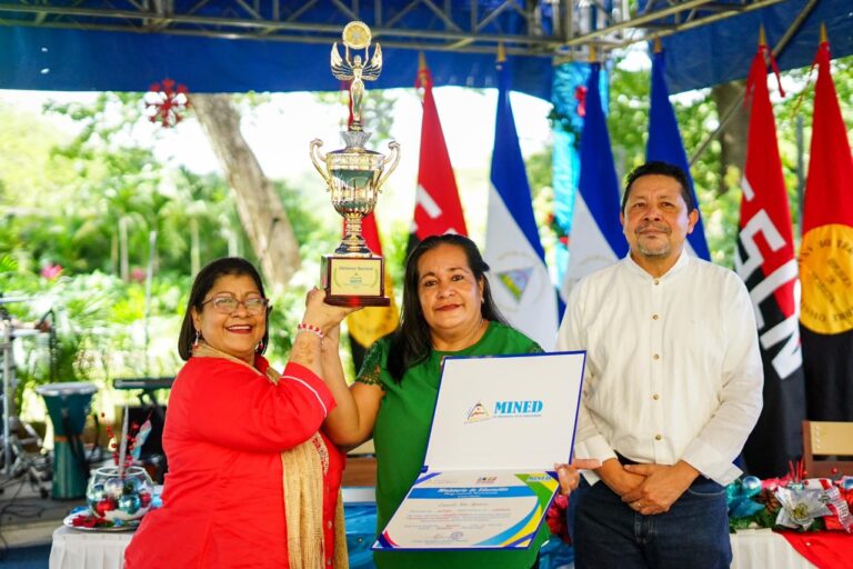 Entregan premios a ganadores del Certamen Aprendiendo con Calidad