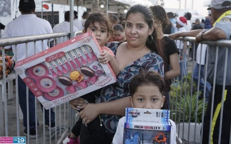 Niños que visitaron el Puerto Salvador Allende recibieron un juguete