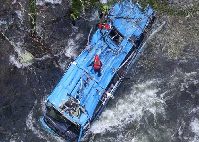Caída de bus a un río deja 6 muertos