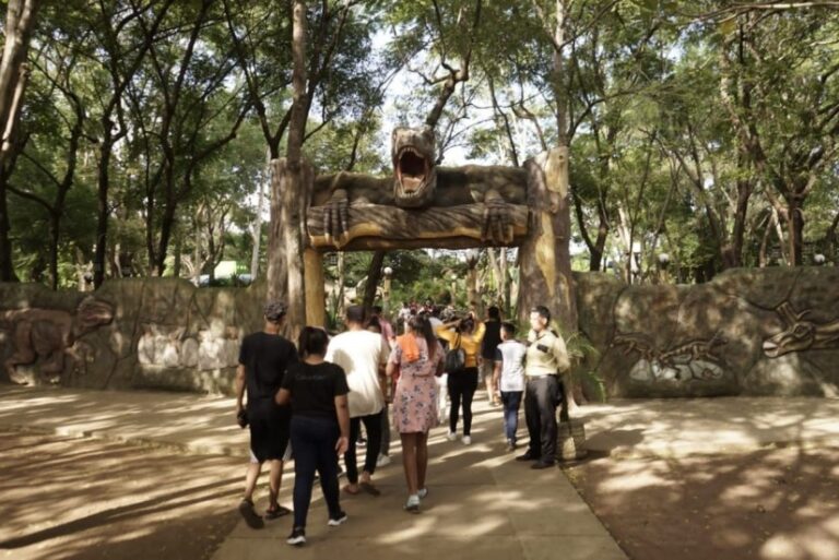 Niños disfrutan de las atracciones del Parque Saurio en Nindirí