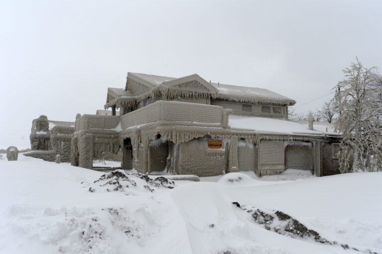 Asciende a 65 los muertos por la tormenta invernal en EEUU