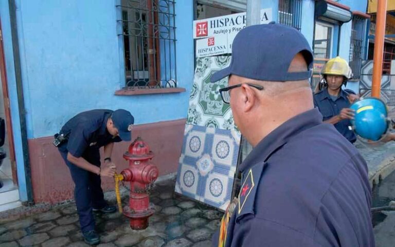 DGB inspecciona hidrantes en el mercado Oriental