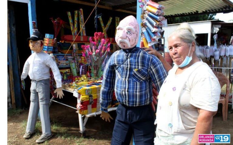 Comerciantes de pólvora ofertan muñecos para recibir año nuevo