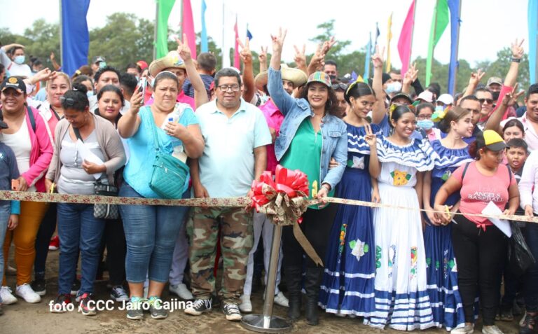 300 familias reciben lotes de terreno en urbanización Villa Esperanza