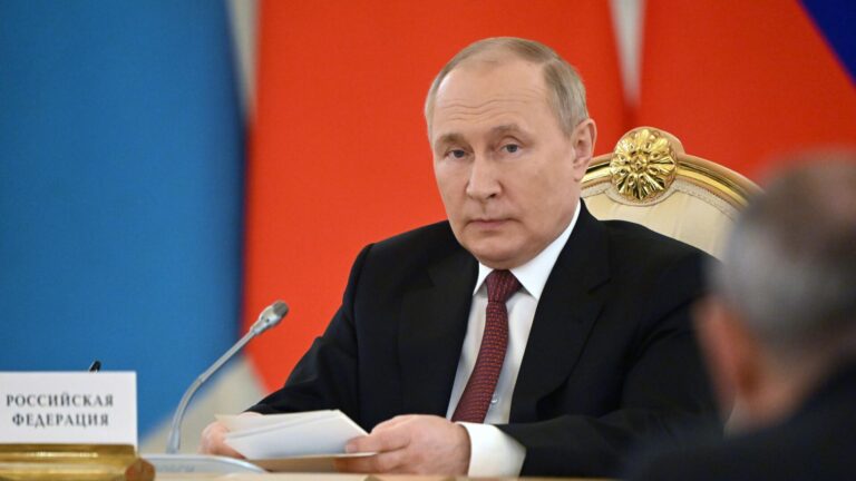 Rusos aumentan su confianza en su presidente Vladímir Putin