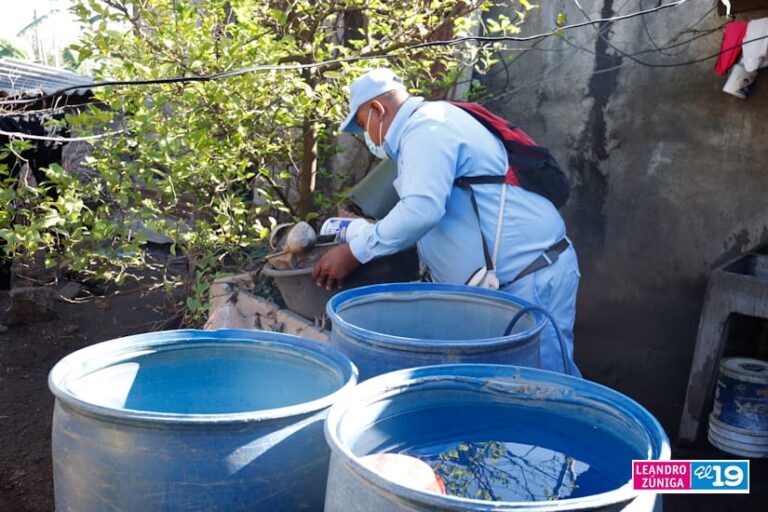 Brigadistas aplican BTI en viviendas del barrio Manuel Fernández