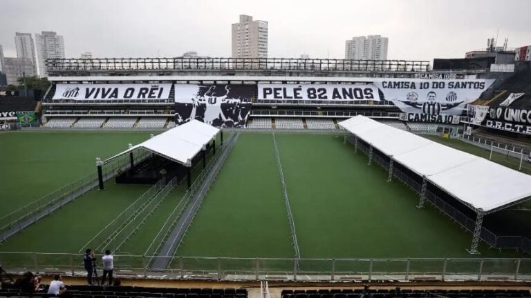 Brasileños le dan el último adiós al rey del fútbol, Pelé