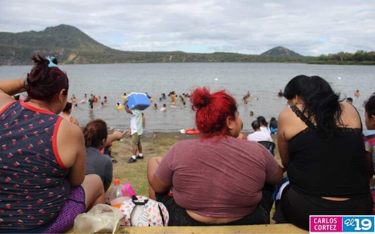Familias disfrutan de sus vacaciones en la Laguna de Xiloá