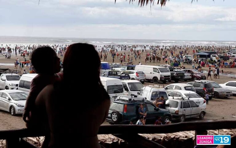 Playa de Pochomil repleta de turistas