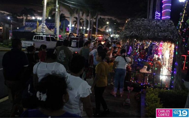 Familias disfrutan del año 2023 en el Puerto Salvador Allende