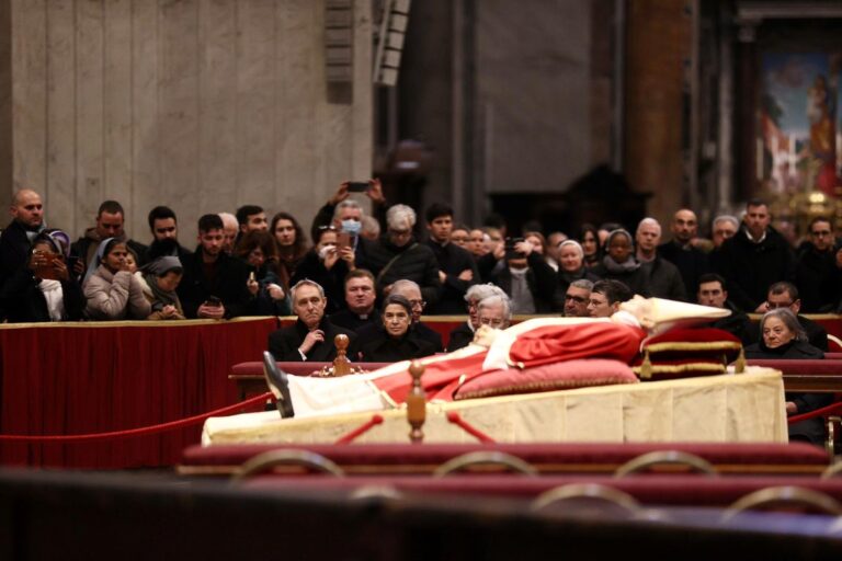 Cuerpo de Benedicto XVI fue trasladado a la Basílica de San Pedro