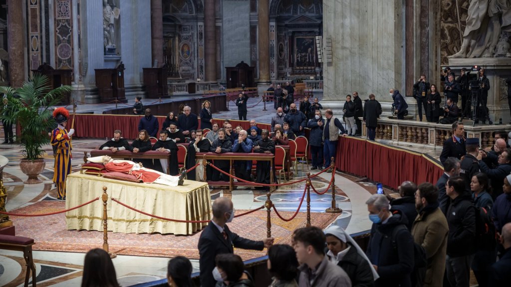 Miles de creyentes se despiden de Benedicto XVI