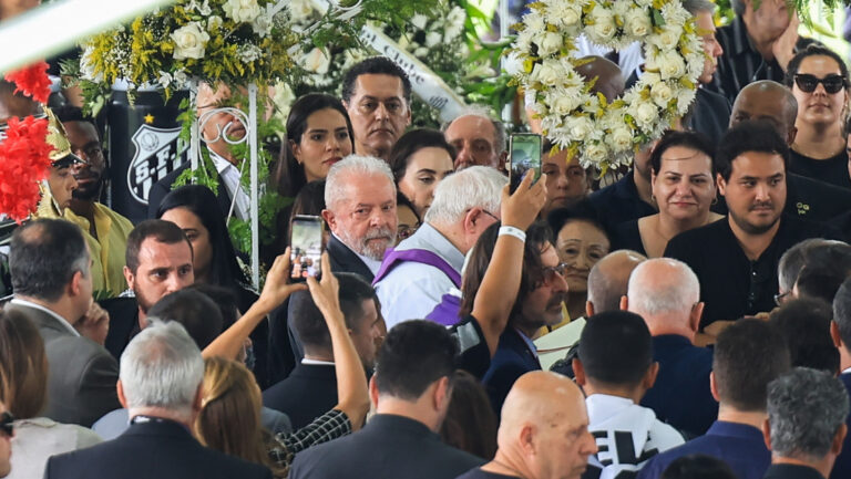 Lula asiste al funeral de Pelé