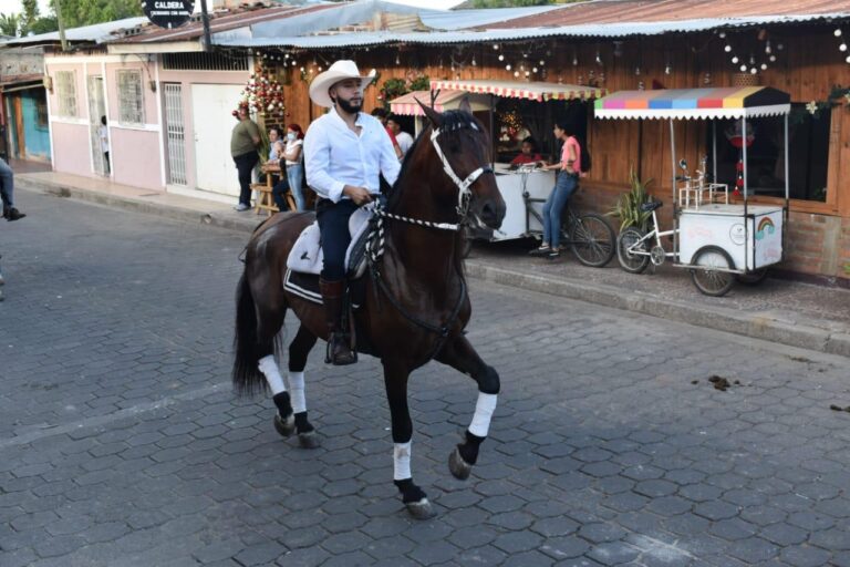 Reciben Año Nuevo con carnaval y desfile hípico en Somoto