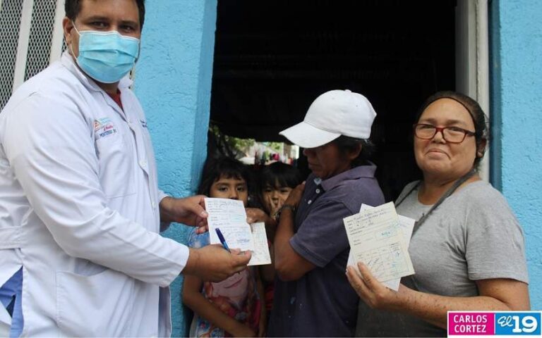 Familias del barrio René Cisneros son vacunas contra el Covid-19