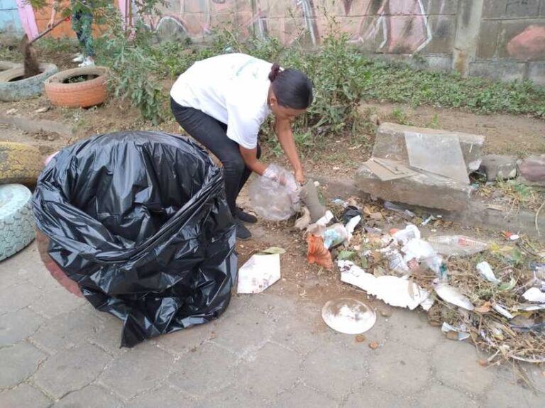 Jóvenes promueven la eliminación de los botaderos ilegales de basura