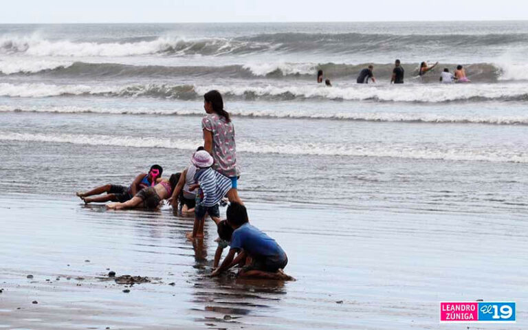 Familias visitan la playa de Pomochil