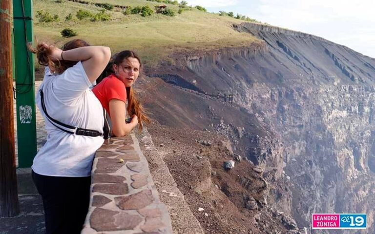 Turistas visitan el Parque Nacional Volcán Masaya
