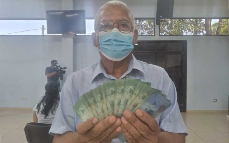 Trabajadores del MINED reciben salario del mes de enero