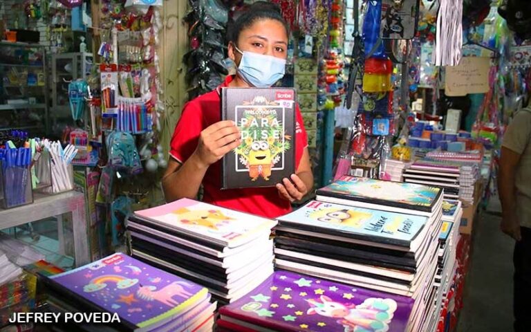 Comerciantes del Mercado Oriental preparados con artículos escolares