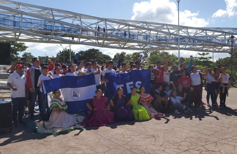 Estudiantes celebran los 16 años de la Educación Gratuita en el país