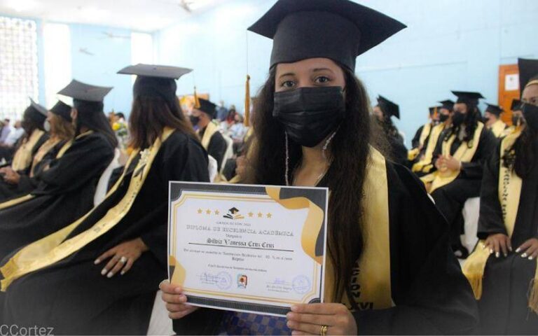 Gradúan a 13 docentes de primaria en el municipio de Bonanza