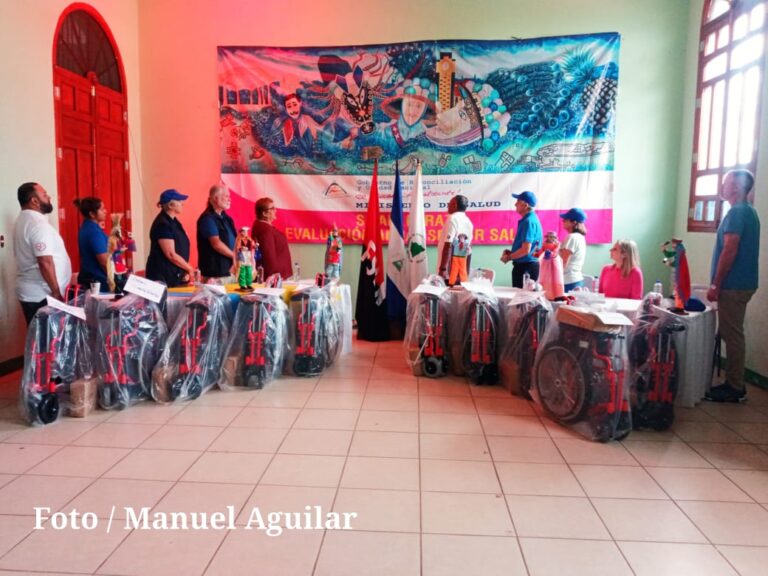 Pacientes del programa “Todos con Voz” reciben sillas de ruedas en Carazo
