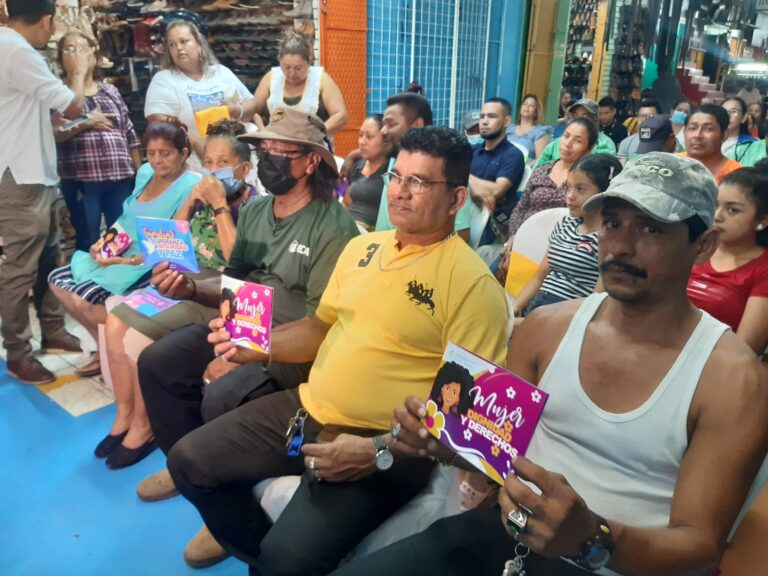 Comerciantes del Roberto Huembes reciben Cartilla Mujer, Derechos y Leyes