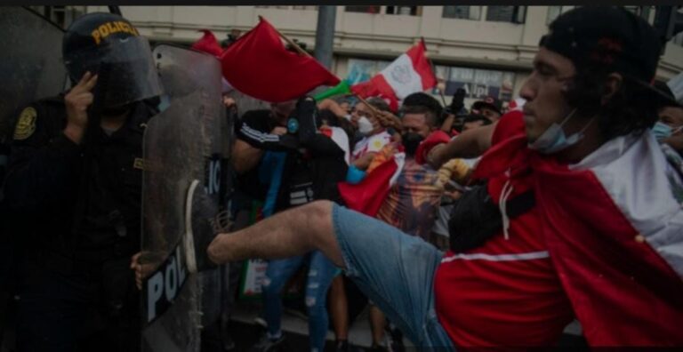 Reportan un fallecido y 34 heridos en un nuevo enfrentamiento de protesta en Perú