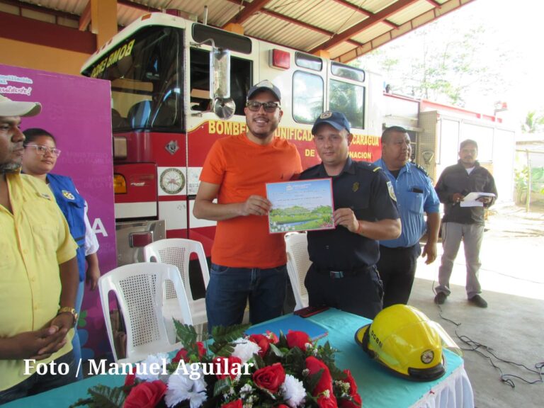 MIFAM entrega certificados a bomberos protagonistas de la escuela de valores