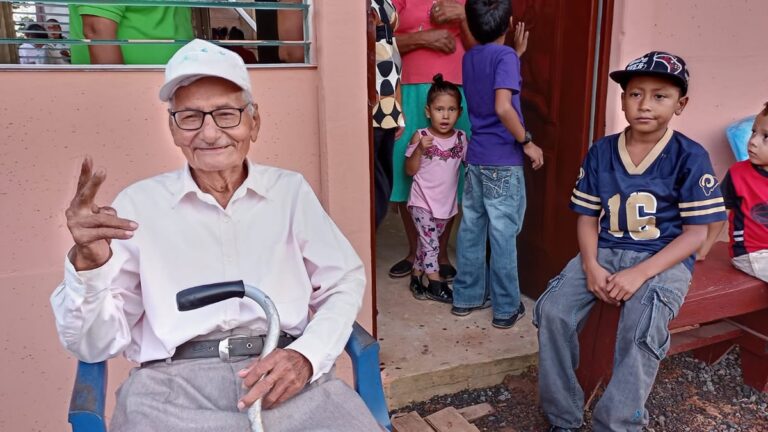 Entregan vivienda a familia de Bluefields