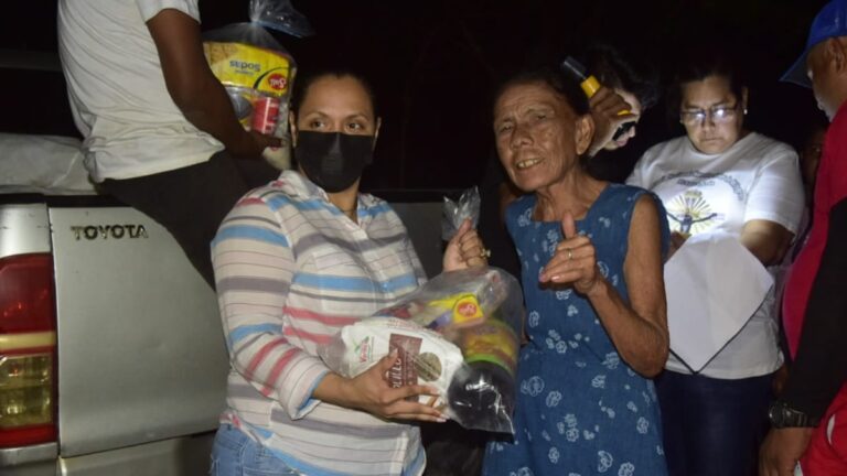 Entregan paquetes alimenticios a peregrinos del Señor de Milagros