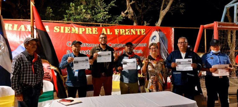 Familias de los barrios Mauricio Duarte y La Esquina celebran alumbrado público