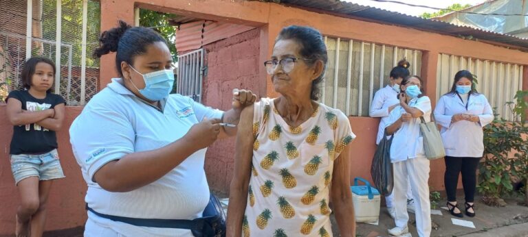 Familias del barrio Waspán Norte se vacunan contra la Covid-19