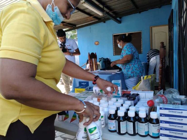 Pobladores de la colonia Reyssell son atendidos en Feria de Salud