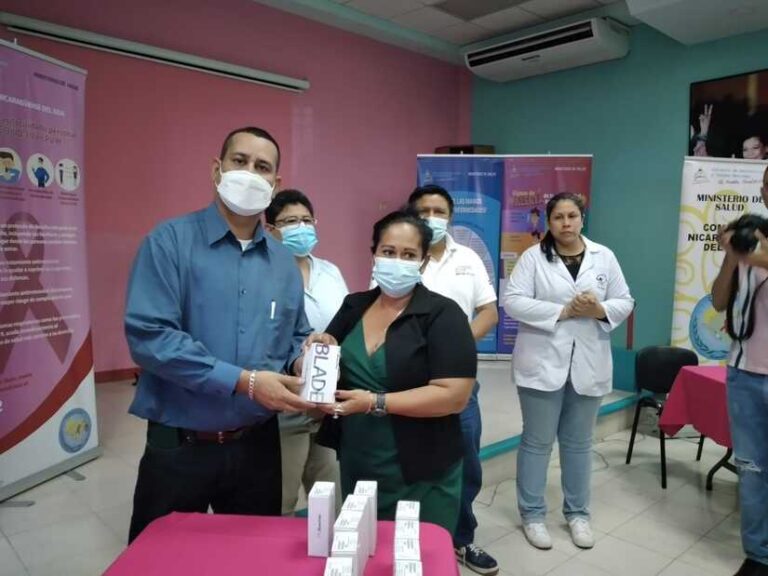 Voluntarios de los programas Tuberculosis y VIH reciben dispositivos móviles