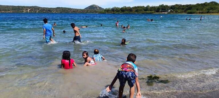 Familias visitan Xiloá y el centro turístico Xilonem