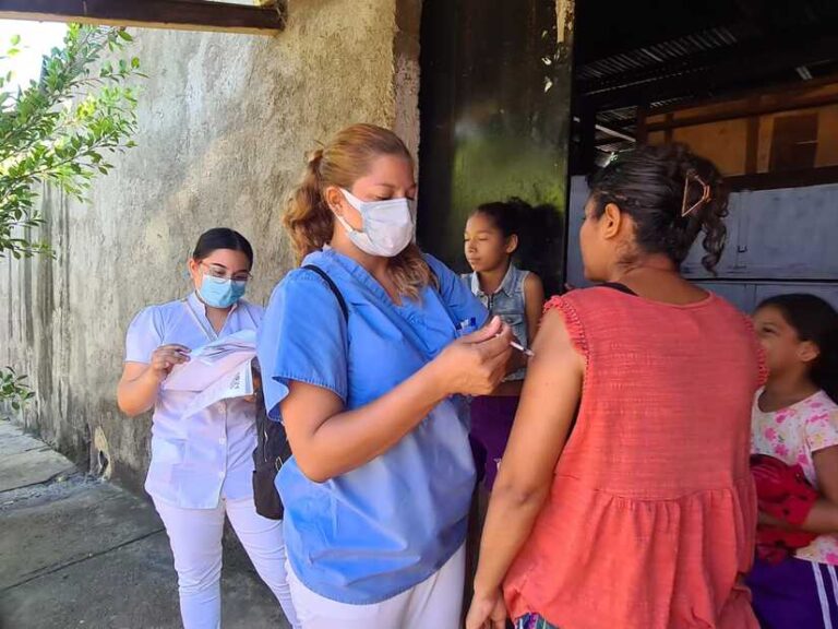 Familias del Barrio Germán Pomares se  vacunan contra la Covid 19