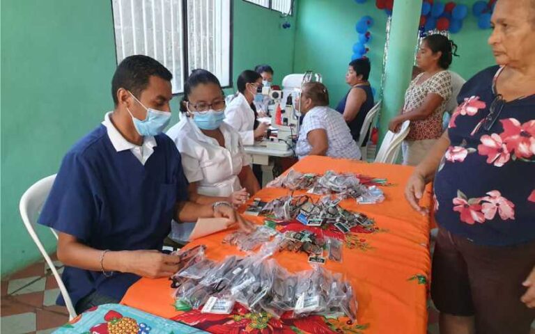 Atienden la salud visual de pobladores del barrio 19 de Julio