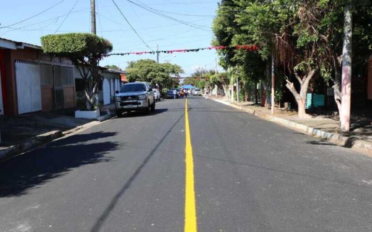 Familias inauguran 4 calles asfaltadas en el barrio Batahola Norte