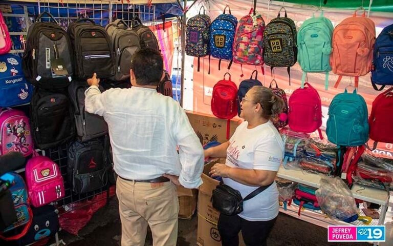 Asesor presidencial para asuntos de educación realiza recorrido en la Feria Escolar